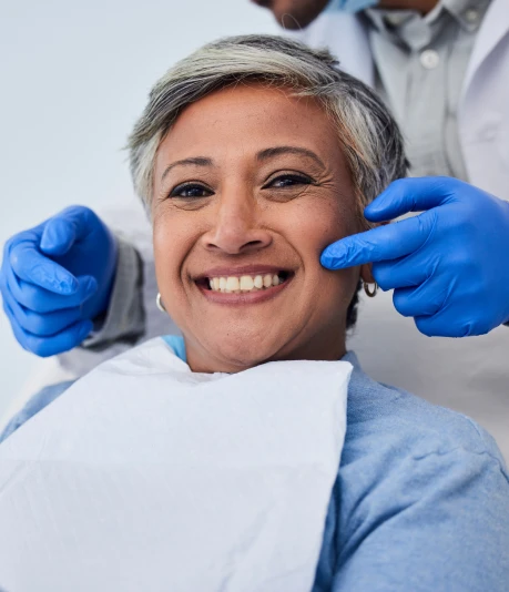 Senhora sorrindo no consultório